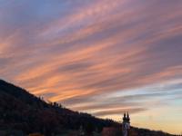 Orange leuchtende Fächerwolken am Abendhimmel beim Aschauer Berg
